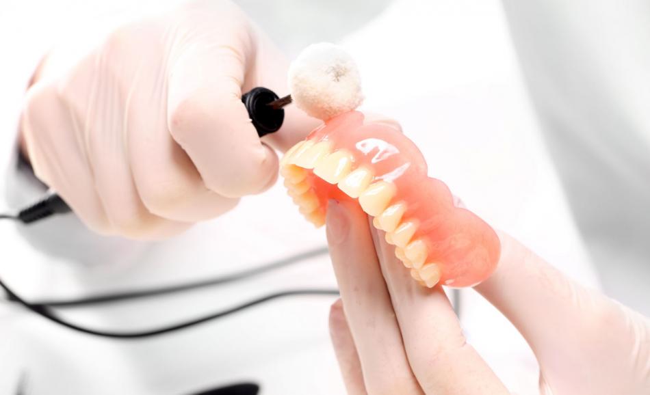 Чистка и уход за зубными протезами